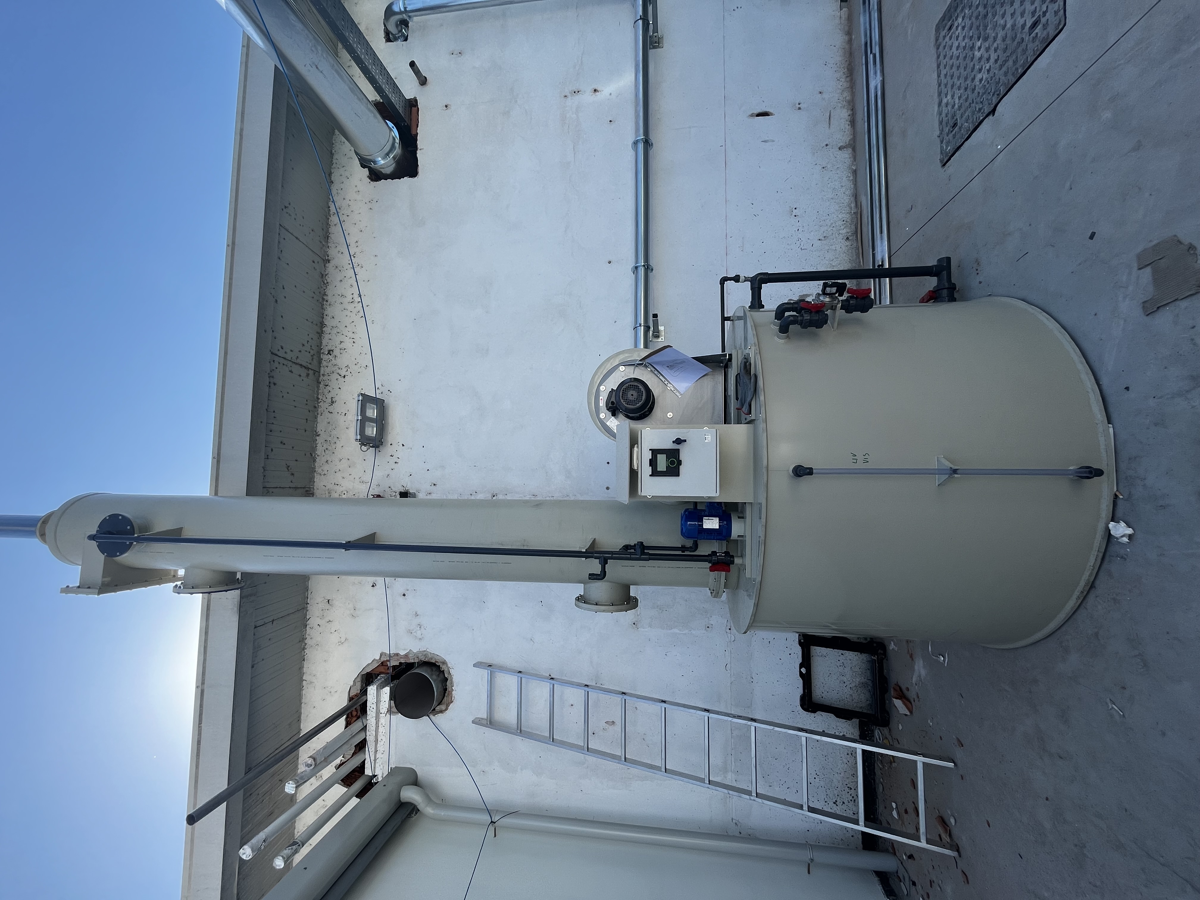 Waschturm SCRUBBER zur effizienten Behandlung kontaminierter Gase und Dämpfe. waschturm scrubber hf group